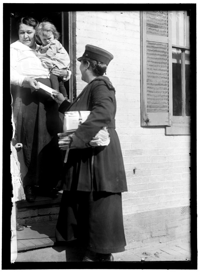 CAMPBELL, MRS. PARMLEE. WOMAN MAIL CARRIER. DELIVERING MAIL TO MRS. NELLIE McGRATH LCCN2016868589