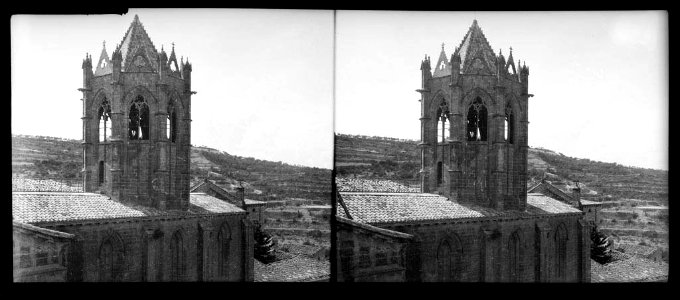 Campanar de Santa Maria de Vallbona amb les muntanyes de fons