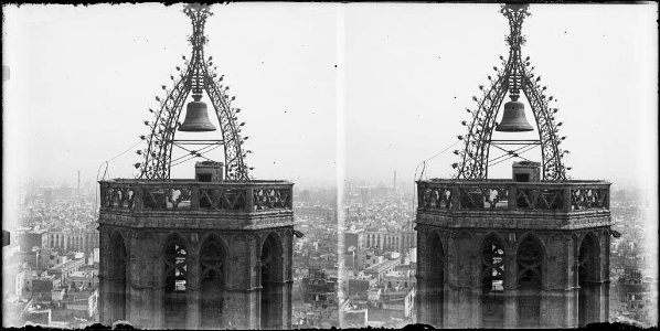 Campanar i vista de Barcelona des del terrat de la catedral