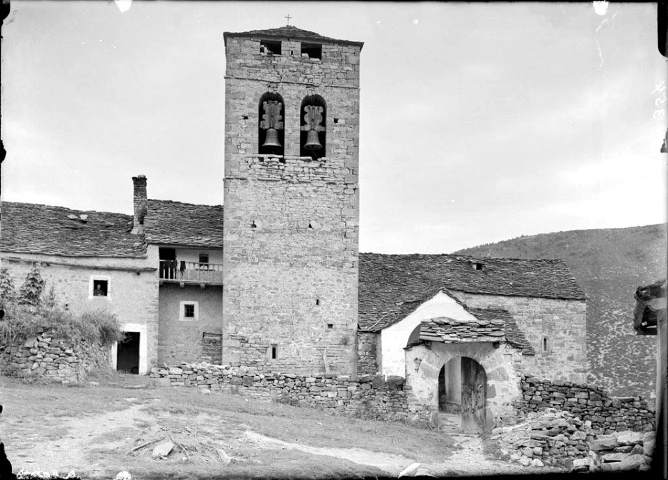 Campanar, església i cases del poble de Ceresuela