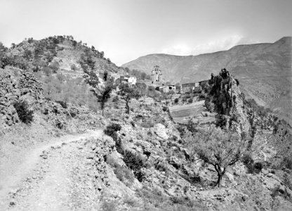 Camí amb el poble de Tost al fons Restored