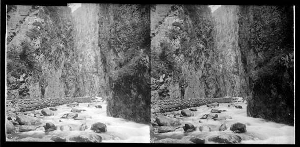 Camí amb un home vora el riu a les gorges de Carançà (o Querançà) (AFCEC BORDAS X 619)