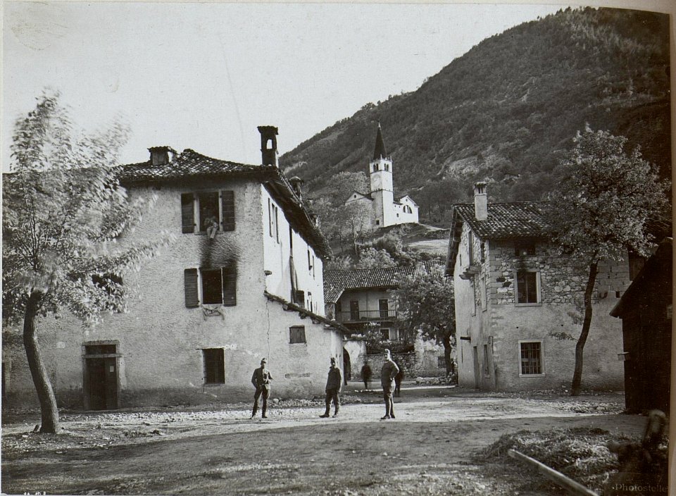 Campo. Dorfstraße mit Kirche. (BildID 15644076)
