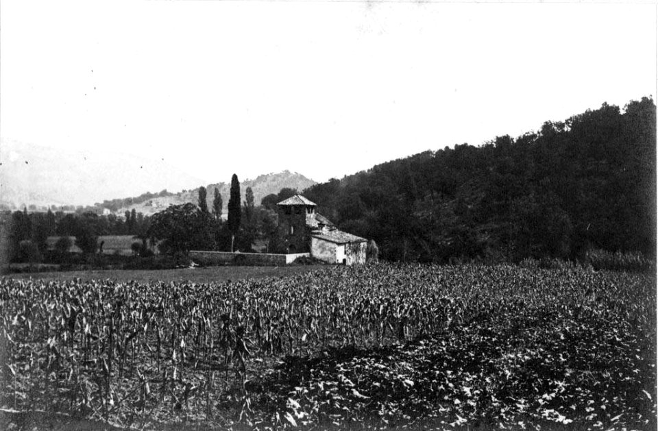 Camps de conreu de Sant Martí de Solamal i una masia al fons