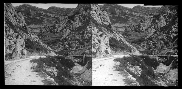 Camí , riu i pont en un estret entre muntanyes (AFCEC BORDAS X 301)