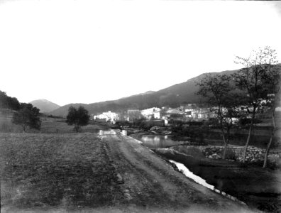 Camí a la riba d'un riu amb la Junquera entre muntanyes al fons