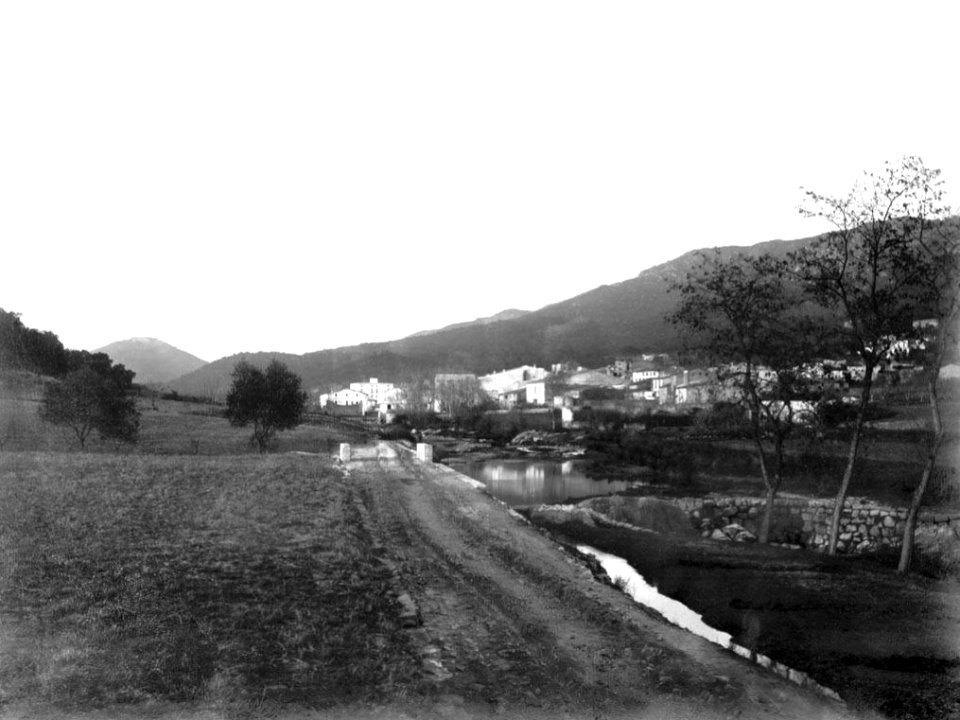 Camí a la riba d'un riu amb la Junquera entre muntanyes al fons Restored