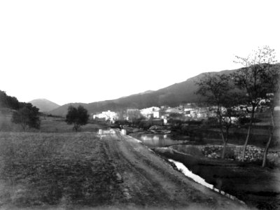 Camí a la riba d'un riu amb la Junquera entre muntanyes al fons Restored