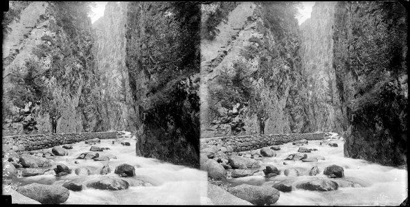 Camí amb un home vora el riu a les gorges de Carançà (o Querançà) (AFCEC BORDAS D 3183)