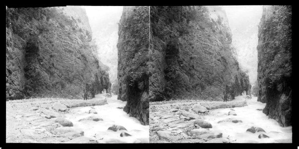 Camí amb un home vora el riu a les gorges de Carançà (o Querançà) (AFCEC BORDAS X 621)