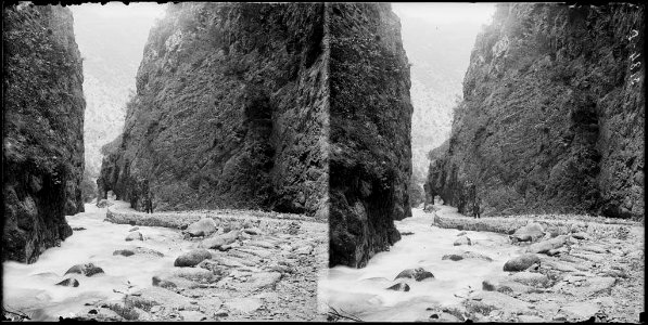 Camí amb un home vora el riu a les gorges de Carançà (o Querançà)