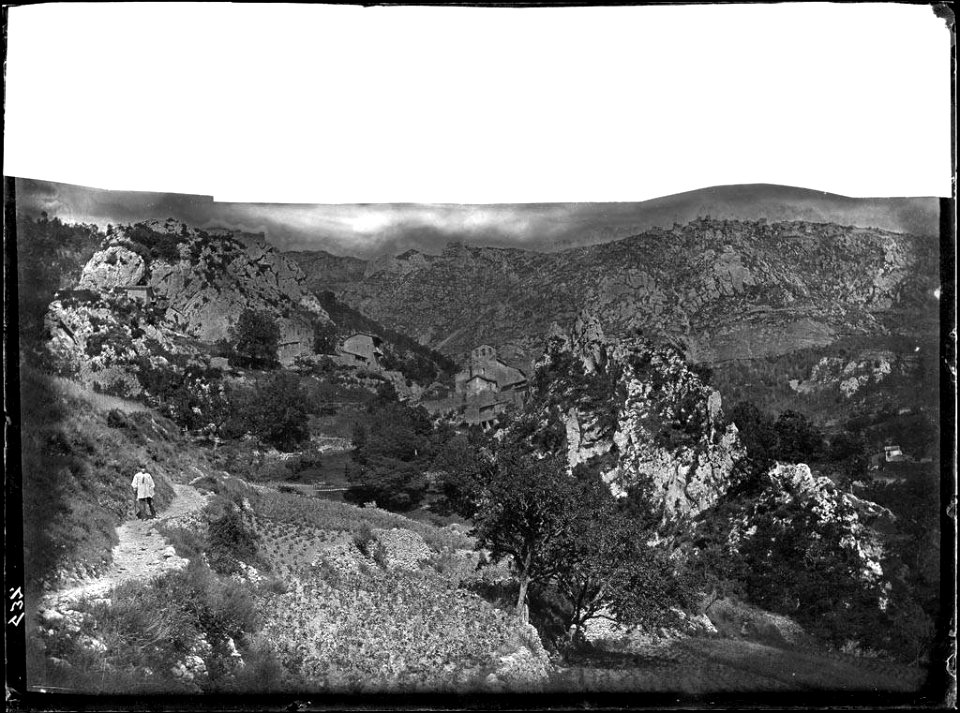 Camí cap a la Pedra amb una persona vist des del camí de Sant Llorenç
