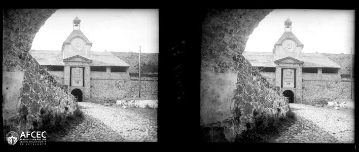 Camí d'entrada al poble de Montlluís