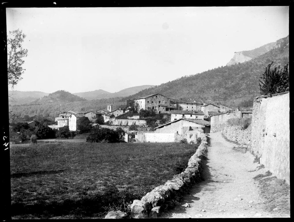 Camí d'Oliana amb el poble de Peramola al fons
