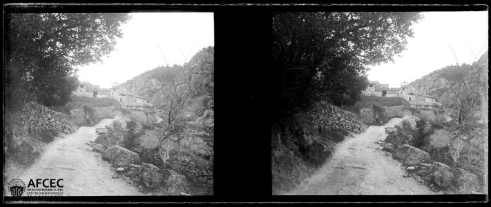 Camí d'entrada a Vallespinosa amb el poble al fons