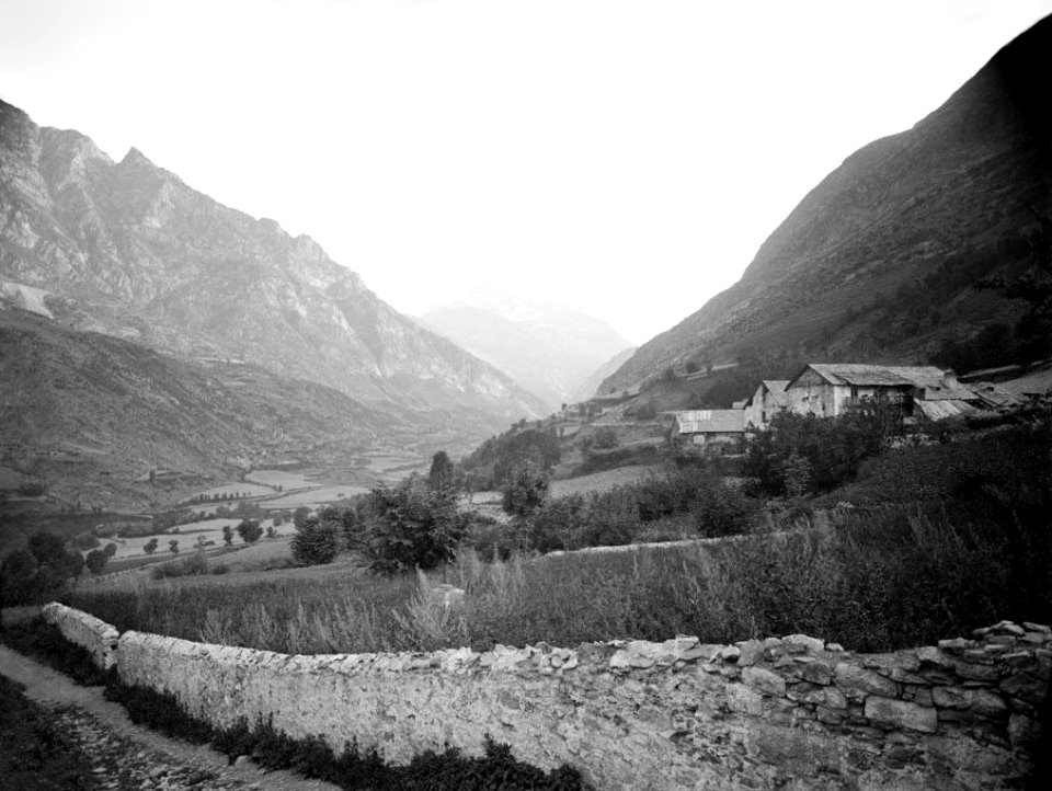 Camí de Boí amb el pic Comaloforno i el Tossas d'Erill la Vall al fons Restored
