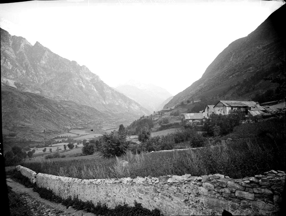 Camí de Boí amb el pic Comaloforno i el Tossas d'Erill la Vall al fons