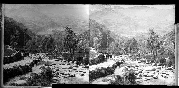 Camí de Queralbs a Ribes de Freser amb excursionistes , riu Freser , muntanyes i al fons el poble