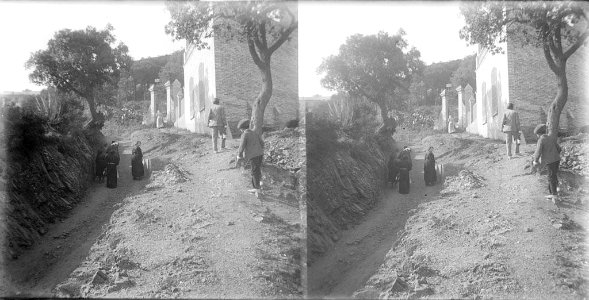 Camí de Vallvidrera amb gent i una casa