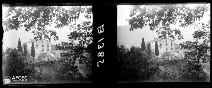 Can Tobella entre els arbres