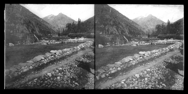 Camí de Setcases amb un home en un prat i el Gra de Fajol al fons (AFCEC BORDAS X 462)