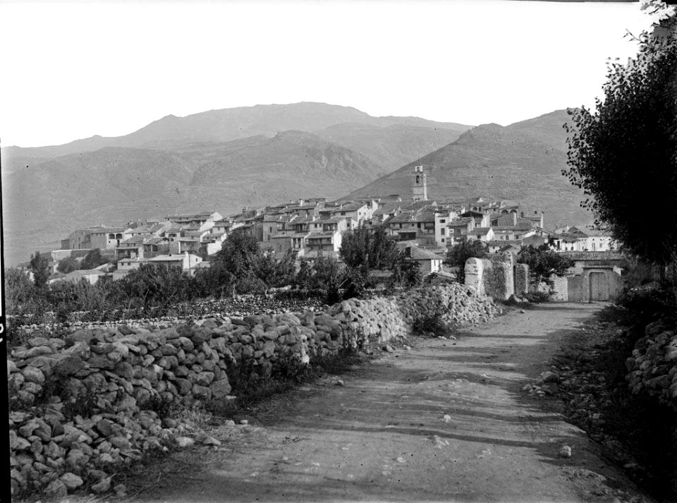 Camí del Talló amb el poble de Bellver al fons