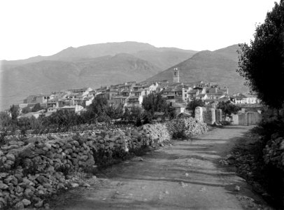 Camí del Talló amb el poble de Bellver al fons Restored