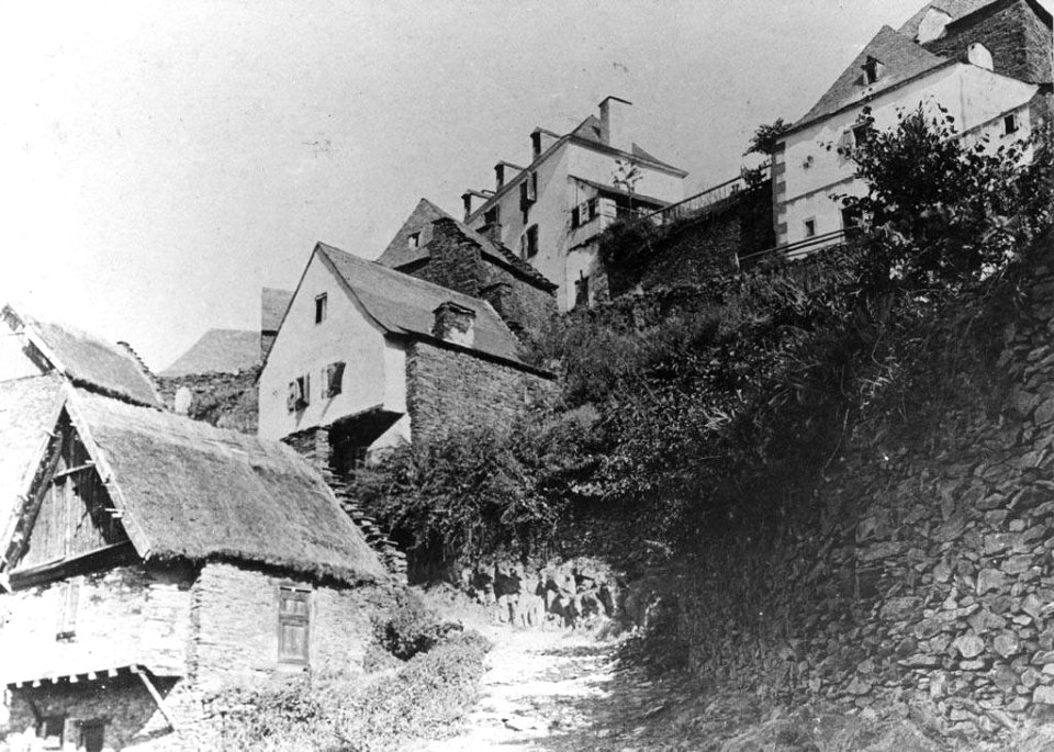 Camí i cases del poble de Canejan