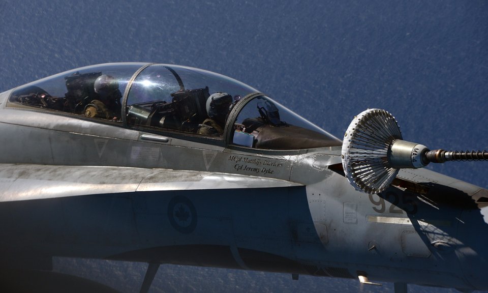 Canadian and US jets refuel during RIMPAC 2014 140716-N-FC670-118