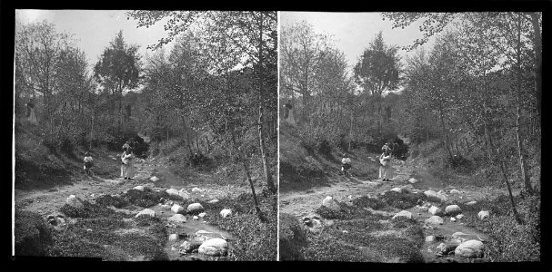 Camí vora un riu amb una dona i dos nens