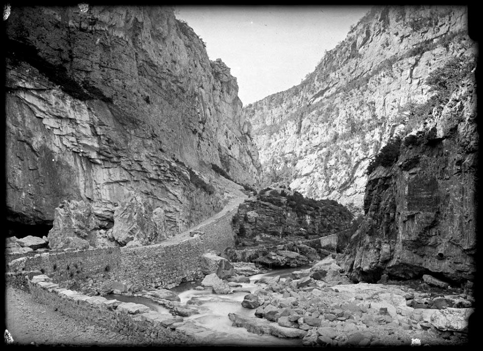 Camí vora el riu Ara a la vall de Bujaruelo