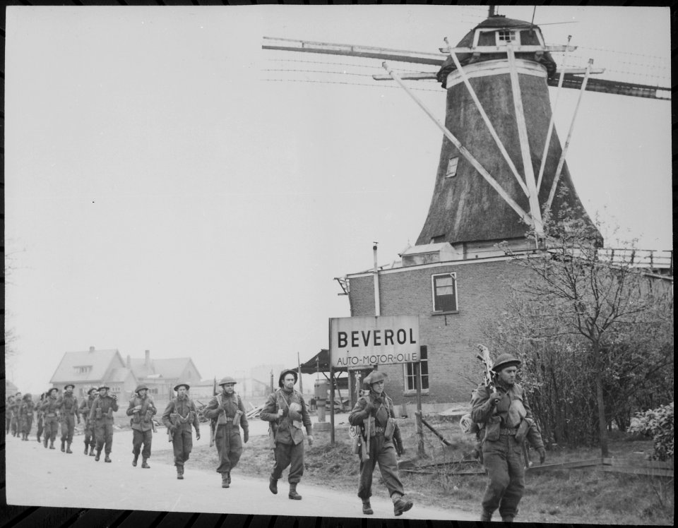 Canadian Infantry of the Regiment de Maisonneuve, moving through Holten to Rijssen, Netherlands, 04-09-1945 - NARA - 541912