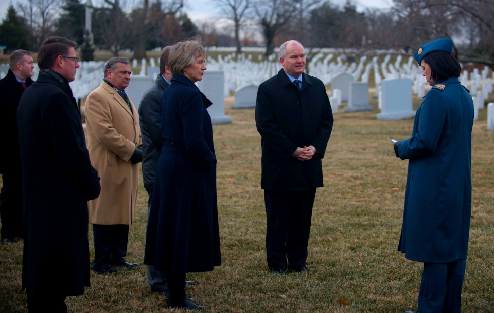 Canadian Cross of Sacrafice wreath laying - presentation (16411555716)