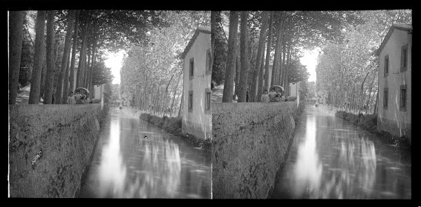 Canal de Salou , amb un carro i nens a la vora del canal
