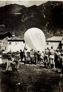 Canazei, Flugzettelballon vor dem Aufstieg. (BildID 15575676)