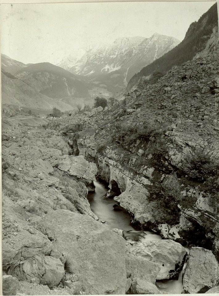 Canonartiges Flussbett des jungen Isonzo unterhalb Soca. Im Hintergrunde der Nordost Kamm KUK. (2038) (BildID 15464004)
