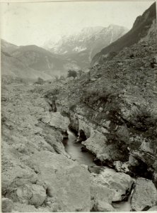 Canonartiges Flussbett des jungen Isonzo unterhalb Soca. Im Hintergrunde der Nordost Kamm KUK. (2038) (BildID 15464004)
