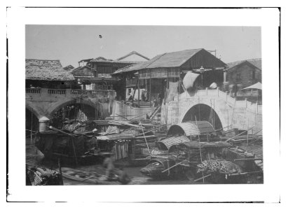 Canton - native sampans on the canal LCCN2014689918