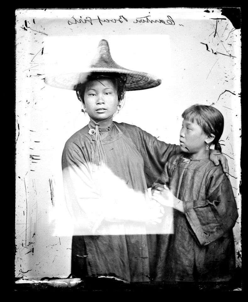 Canton boat girls by John Thomson 1869