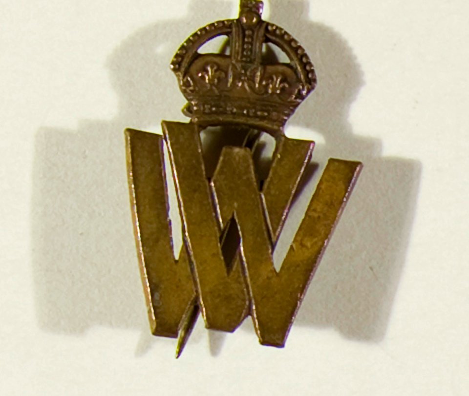 Cap badge and certificate of nursing sister Isabel Meredith