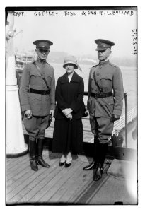 Capt. Gaffey - Rose & Gen. R.L. Bullard LCCN2014715063