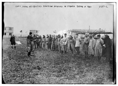 Capt. Hoppe (i.e. Happe) instructing American aviators in France before a raid LCCN2014701954