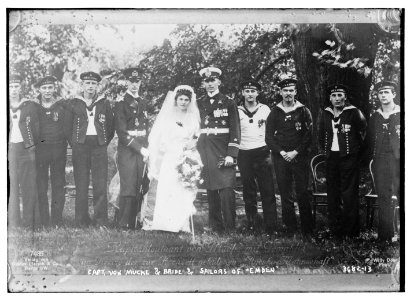 Capt. Von Mucke & bride & sailors of EMDEN LCCN2014700395