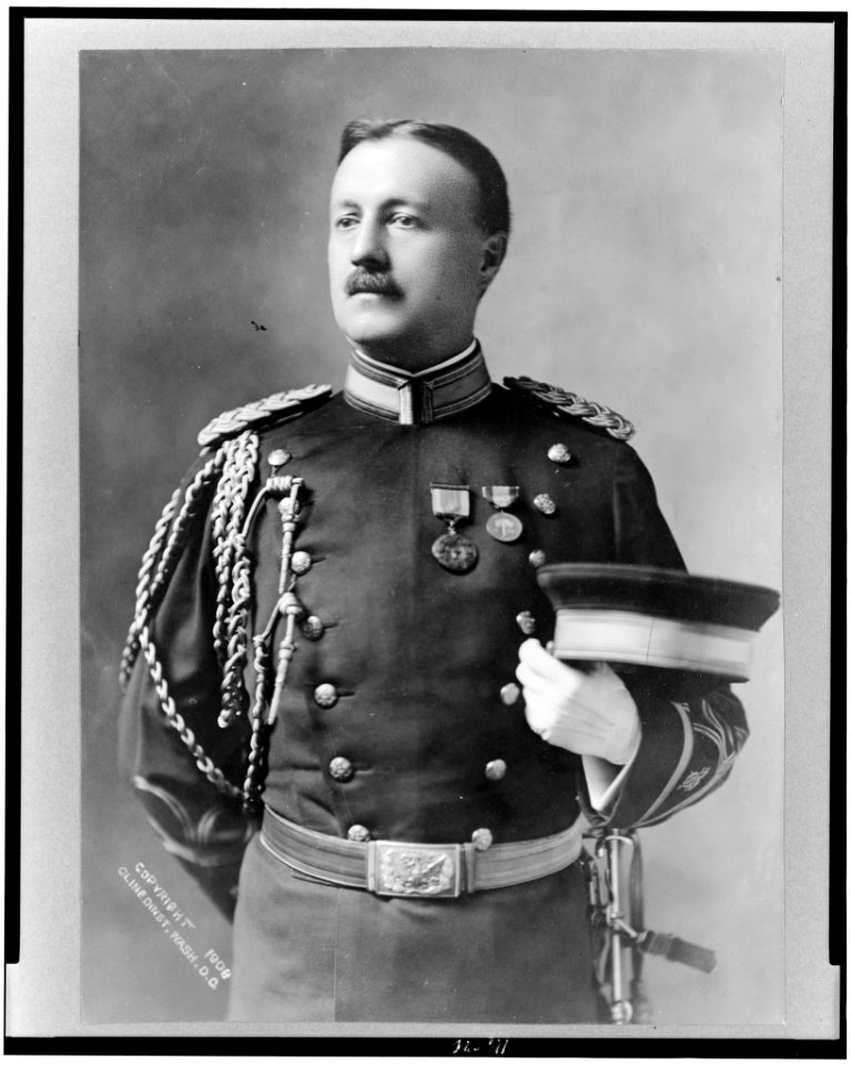 Captain Archibald Willingham Butt, half-length portrait, standing, facing slightly left, in uniform LCCN96503572