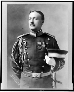 Captain Archibald Willingham Butt, half-length portrait, standing, facing slightly left, in uniform LCCN96503572
