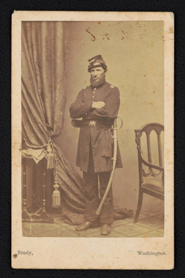 Captain Hezekiah Easton of Battery A, 1st Pennsylvania Light Artillery Regiment in uniform with saber) - Brady, Washington LCCN2017652154