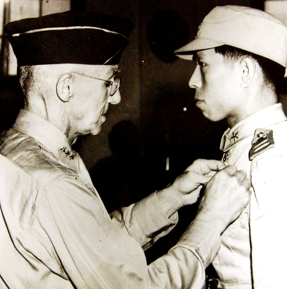 Captain Tsang Hsi-lan is awarded the Silver Star by LTG Stilwell (24542634695)