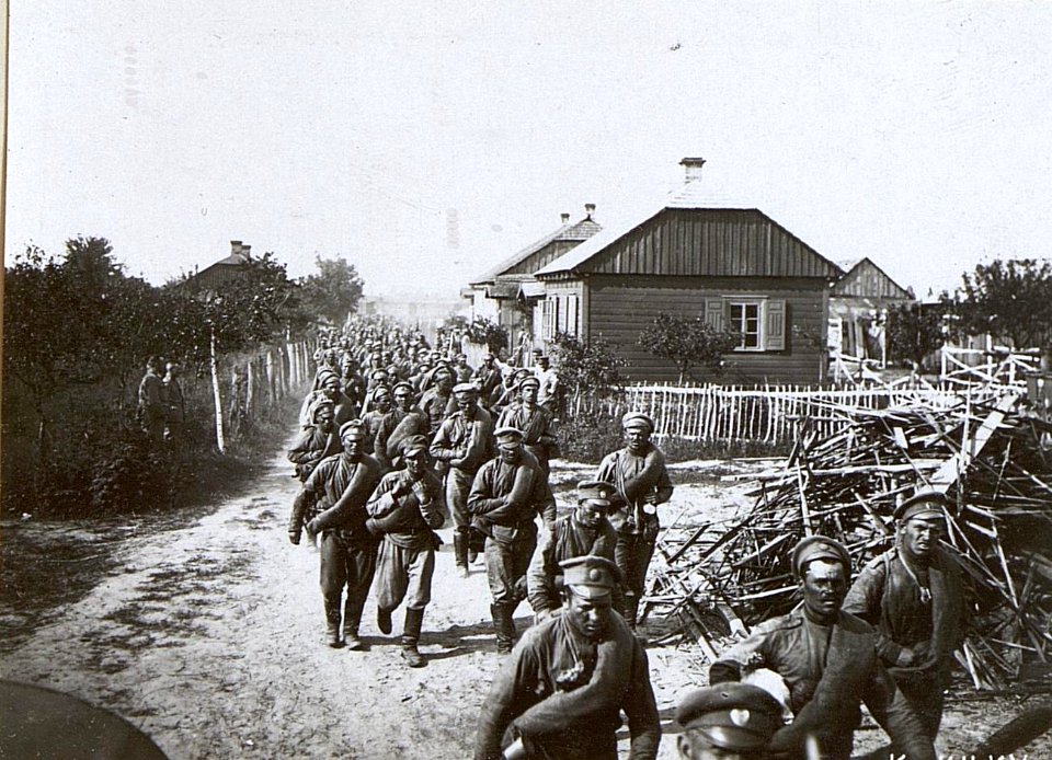 Captured Russians in Kowel (BildID 4816455)