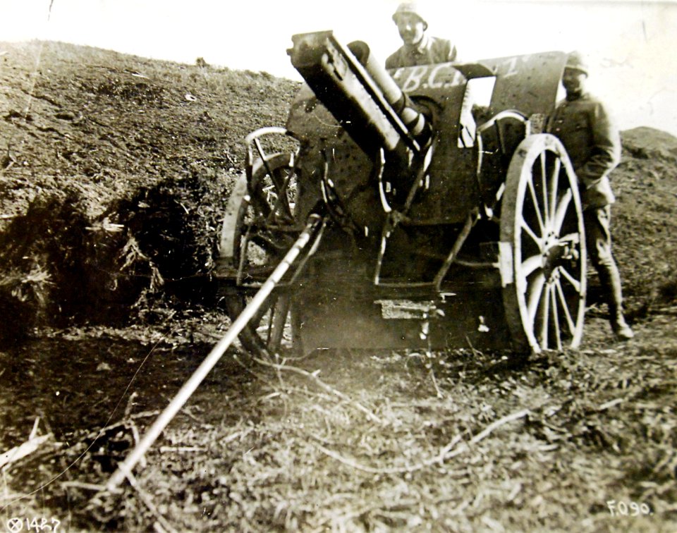 Captured German 105mm howitzer on the Aisne ridge, France, September 1917 (32916867406)