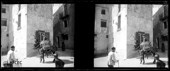 Caramelles a cavall per un carrer de Sant Llorenç de Morunys